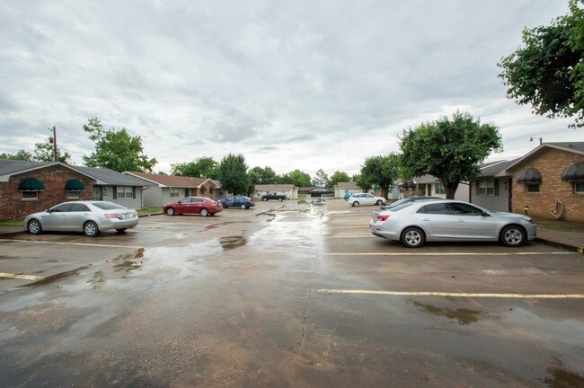 1702 Glennan Dr in Okmulgee, OK - Foto de edificio - Building Photo