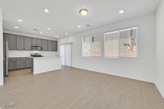 8112 Rockflower St in Las Vegas, NV - Building Photo - Building Photo