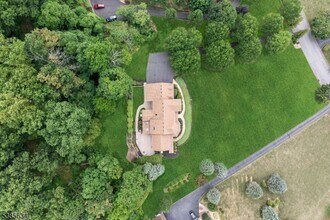 21 Country Pl in Lebanon, NJ - Building Photo - Building Photo