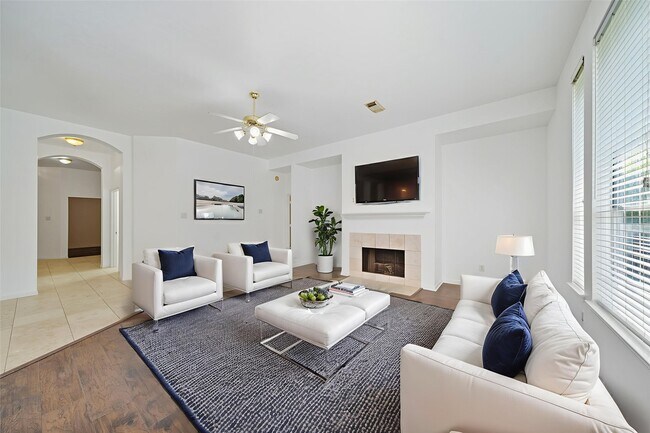 13130 Yaupon Holly Ln in Houston, TX - Building Photo - Building Photo