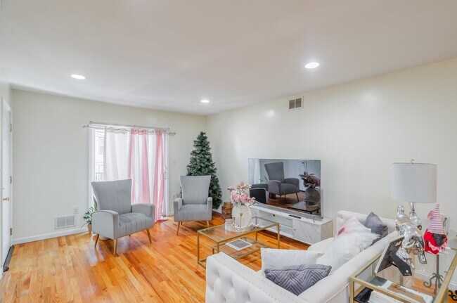 23 Long St in Jersey City, NJ - Building Photo - Building Photo