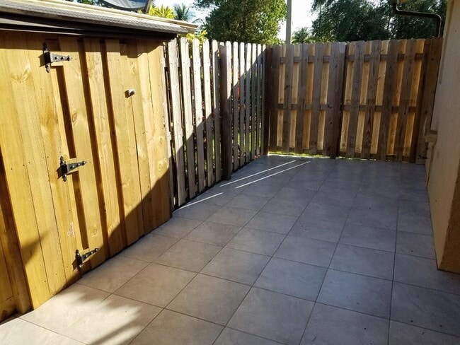 3603 Waterview Cir in Palm Springs, FL - Foto de edificio - Building Photo