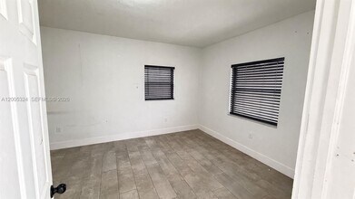 301 NW 37th St in Miami, FL - Foto de edificio - Building Photo