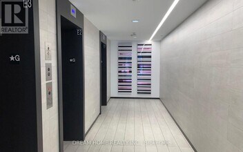 203 College St in Toronto, ON - Building Photo - Building Photo