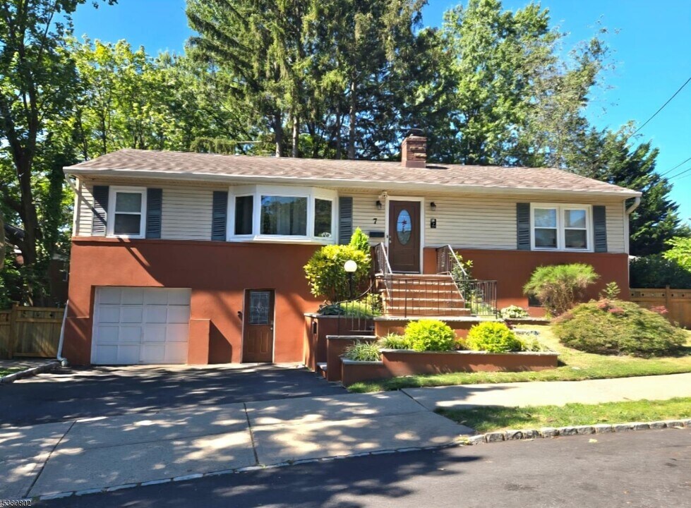 7 Van Ness Ct in Maplewood, NJ - Building Photo