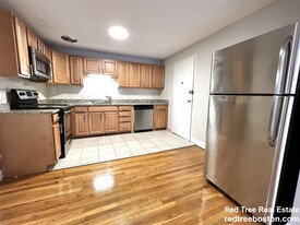230 Babcock St, Unit 4G in Brookline, MA - Building Photo