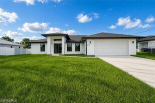 6151 Hershey Ave in Ft. Myers, FL - Building Photo