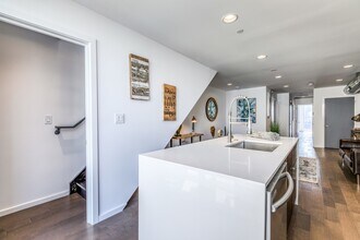 629 W Oxford St, Unit 2 in Philadelphia, PA - Building Photo - Building Photo