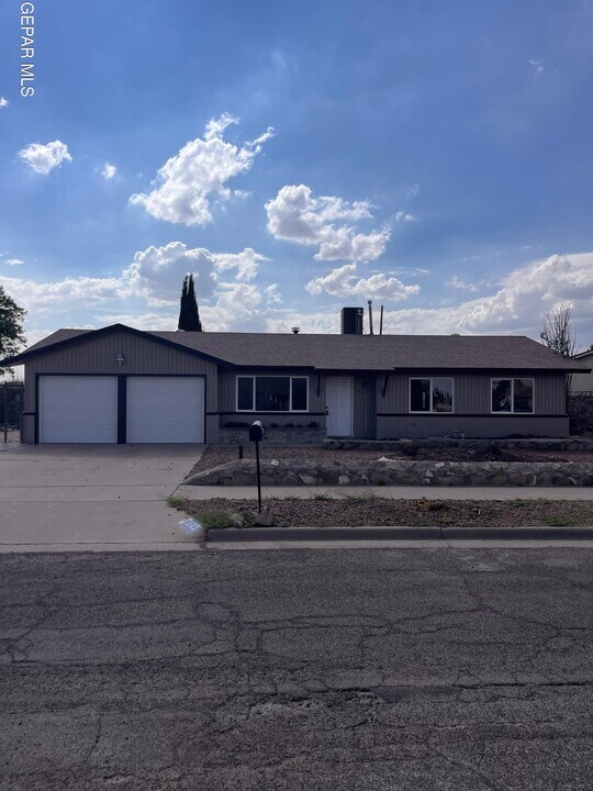 2325 Ken Venturi Ln in El Paso, TX - Building Photo