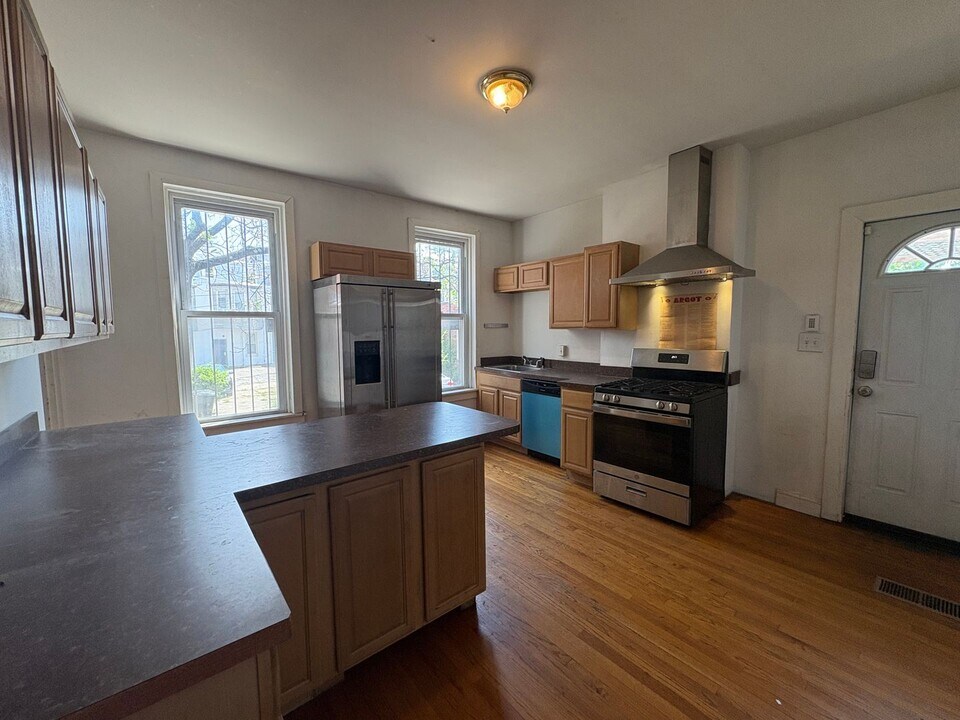 2506 N Calvert St in Baltimore, MD - Building Photo