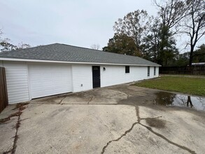 22883 Hoo Shoo Too Rd in Baton Rouge, LA - Foto de edificio - Building Photo