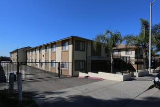 La Posada Del Sol in Spring Valley, CA - Foto de edificio - Building Photo