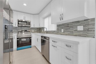 9745 NW 37th St in Sunrise, FL - Building Photo - Building Photo