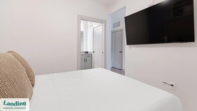 1148 N Main St, Unit 206 in Jacksonville, FL - Building Photo - Building Photo