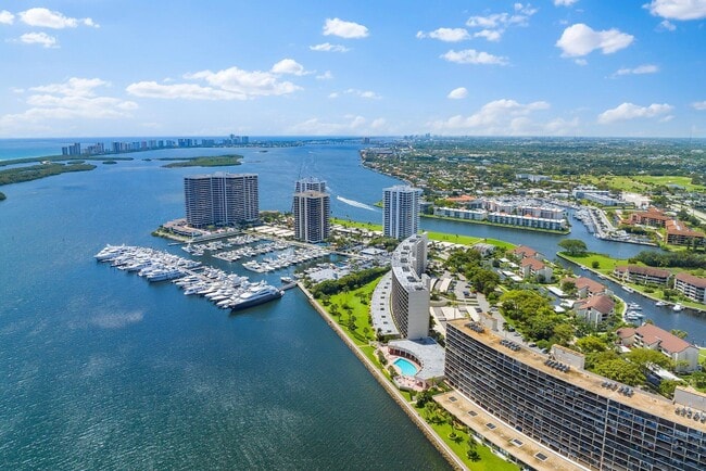 134 Lakeshore Dr in North Palm Beach, FL - Building Photo - Building Photo