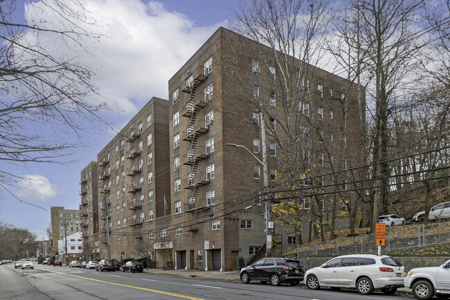 245-255 Bronx River Rd in Yonkers, NY - Foto de edificio - Building Photo