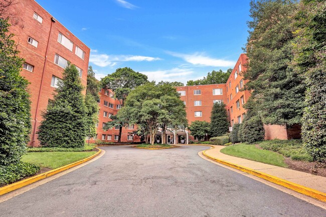 Infinity Apartments in Arlington, VA - Foto de edificio - Building Photo