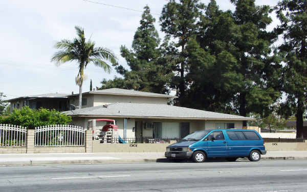 168 N Azusa Ave in Azusa, CA - Foto de edificio