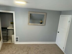 42 Gage St, Unit Renovated 3BR , 2nd floor in Augusta, ME - Foto de edificio - Building Photo