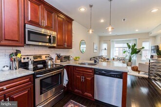 2115 Carpenter St, Unit 2 in Philadelphia, PA - Building Photo - Building Photo