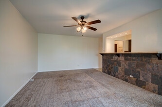 2210 Country Club Dr in Woodridge, IL - Building Photo - Building Photo