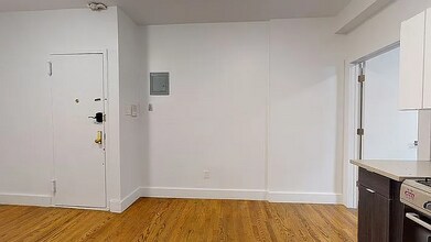 95 E 7th St, Unit APT 13 in New York, NY - Foto de edificio - Building Photo