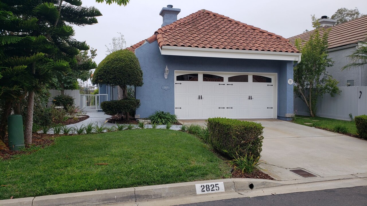 2825 Forest View Way in Carlsbad, CA - Foto de edificio