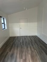 210 W 53rd Ter in Hialeah, FL - Building Photo