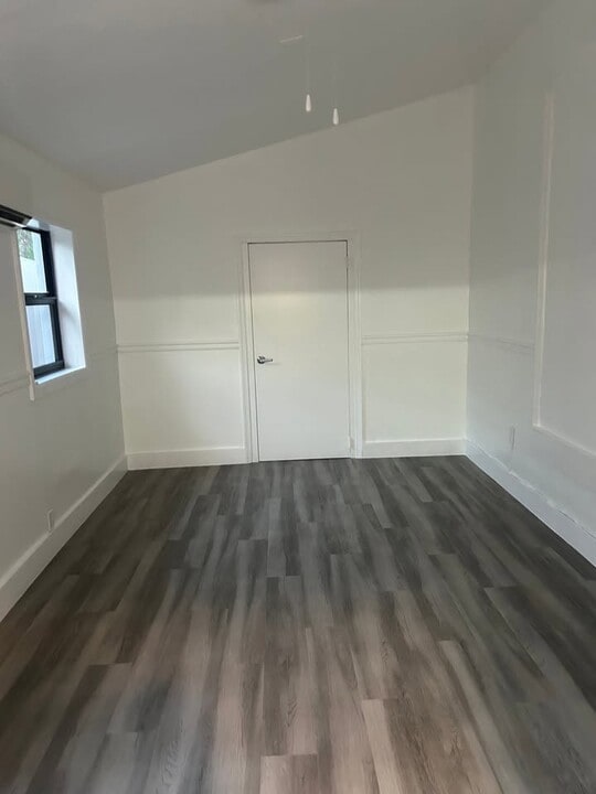 210 W 53rd Ter in Hialeah, FL - Building Photo