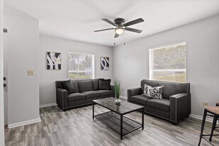 2114 Main St in Tallahassee, FL - Building Photo