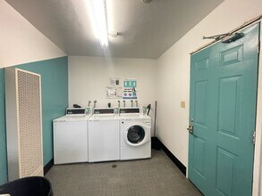 407 Fleming Ave E in Vallejo, CA - Building Photo - Building Photo