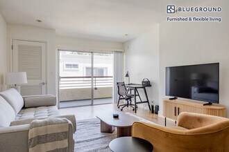 7230 Franklin Ave in Los Angeles, CA - Foto de edificio - Building Photo