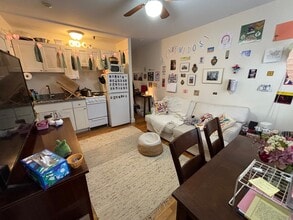 28 Myrtle St, Unit D in Boston, MA - Foto de edificio - Building Photo
