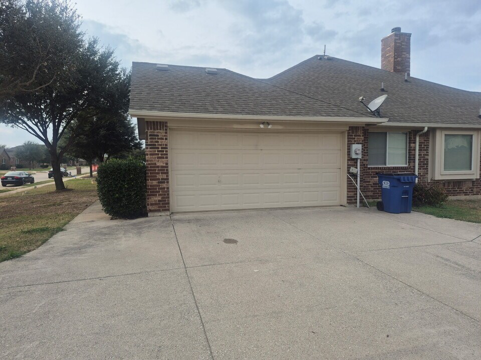 709 Shady Meadow Ln in Glenn Heights, TX - Building Photo