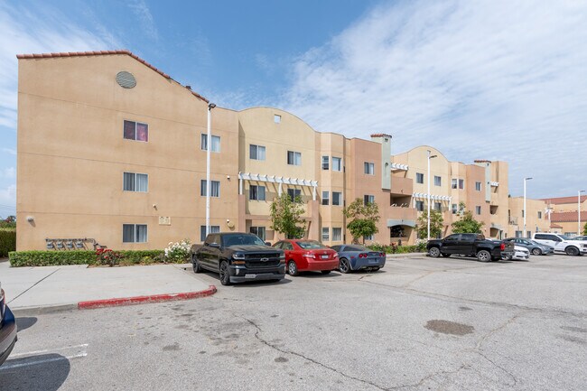 Willow Tree Apartments in Sylmar, CA - Foto de edificio - Building Photo