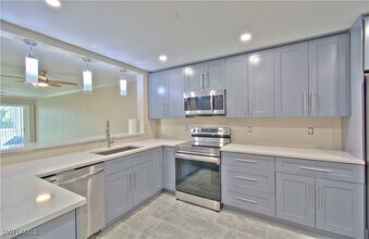 776 Landover Cir in Naples, FL - Building Photo - Building Photo