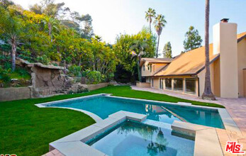 10926 Alta View Dr in Los Angeles, CA - Building Photo - Building Photo