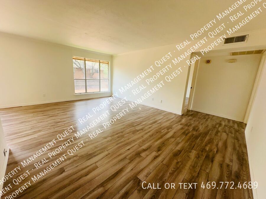10552 High Hollows Dr in Dallas, TX - Foto de edificio