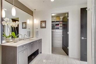 1321 Seneca St, Unit 1105 in Seattle, WA - Foto de edificio - Building Photo