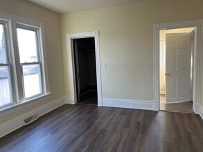 438 Locust St in Waterloo, IA - Building Photo - Building Photo