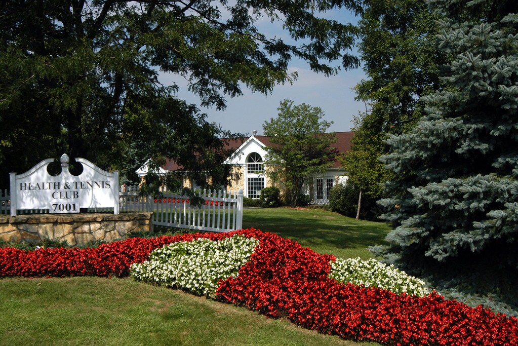 Grand Bay Apartments and Townhomes in Brecksville, OH