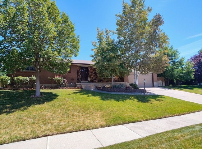 9961 Blossom Dr in Sandy, UT - Building Photo - Building Photo
