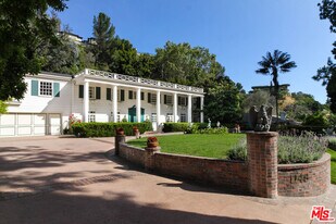 1148 Coldwater Canyon Dr in Beverly Hills, CA - Building Photo