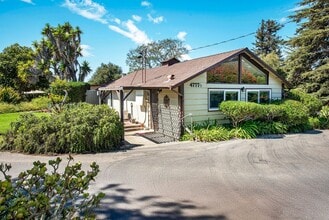 4777 Vieja Dr in Santa Barbara, CA - Foto de edificio - Building Photo