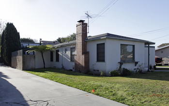 2118 Santa Ana Ave in Costa Mesa, CA - Foto de edificio - Building Photo