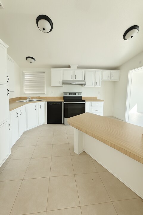 24425 Woolsey Canyon Rd in West Hills, CA - Building Photo