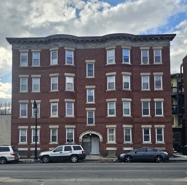 12 Hancock St in Springfield, MA - Building Photo