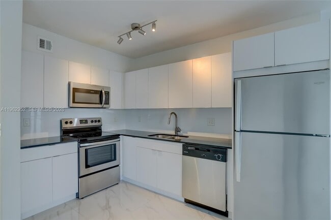 2140 NE 56th St in Fort Lauderdale, FL - Building Photo - Building Photo