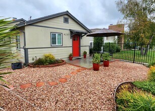 6235 Aura Ave, Unit 6237 in Tarzana, CA - Building Photo - Building Photo