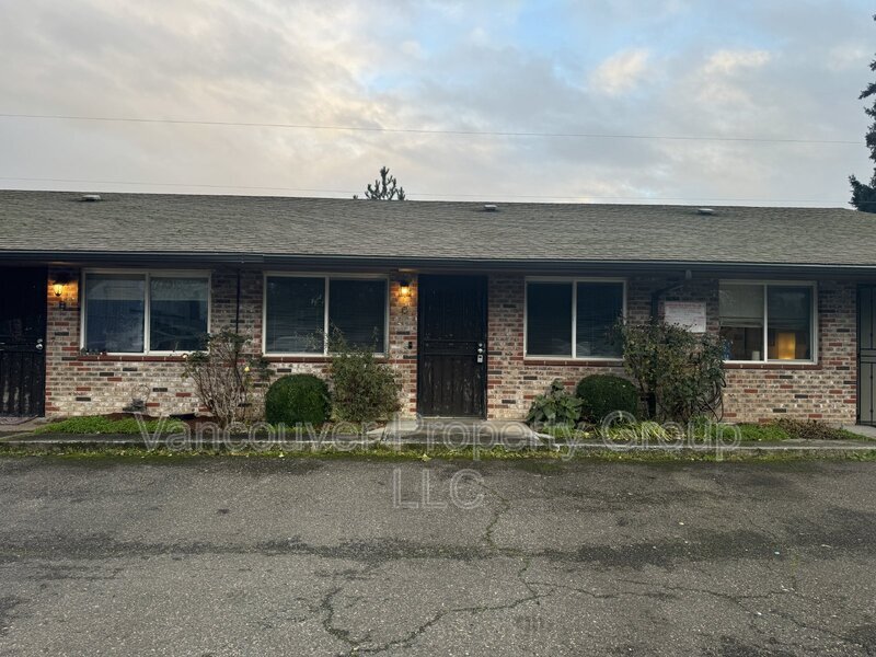 9621 E Mill Plain Blvd in Vancouver, WA - Building Photo